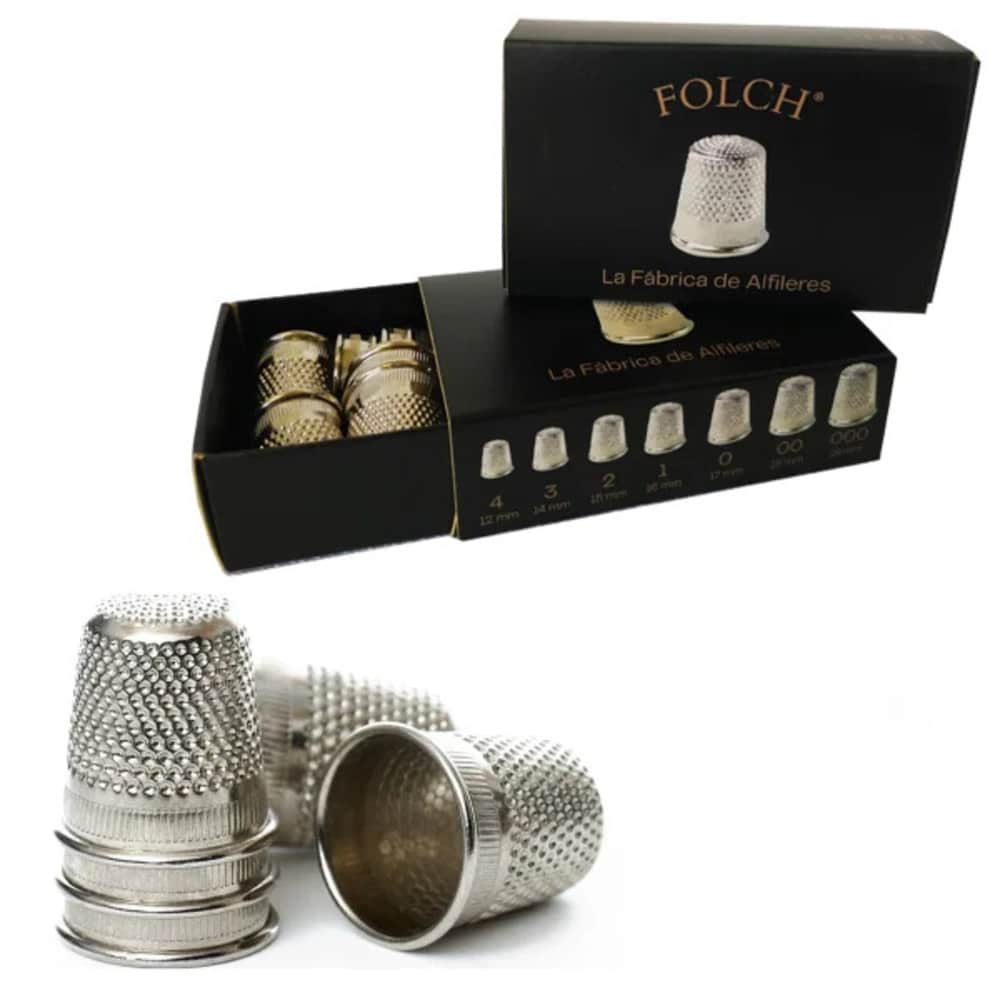 Caja de dedales metálicos FOLCH de diferentes tamaños, fabricados en acero plateado con superficie texturizada para proteger los dedos al coser. El envase negro muestra el logotipo FOLCH y la gama de medidas disponibles