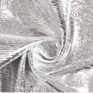 Este tejido isotermo está especialmente diseñado para mantener la temperatura de los objetos que cubre, ya sea para conservar el calor o mantener el frío. Es ideal para proyectos de costura funcionales como bolsas térmicas, portabiberones, neceseres, mantas o fundas para alimentos.