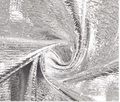 Este tejido isotermo está especialmente diseñado para mantener la temperatura de los objetos que cubre, ya sea para conservar el calor o mantener el frío. Es ideal para proyectos de costura funcionales como bolsas térmicas, portabiberones, neceseres, mantas o fundas para alimentos.