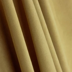 Tela de antelina en color camel elegante con acabado suave y aterciopelado. Composición de poliéster, ideal para confección, tapicería y decoración.