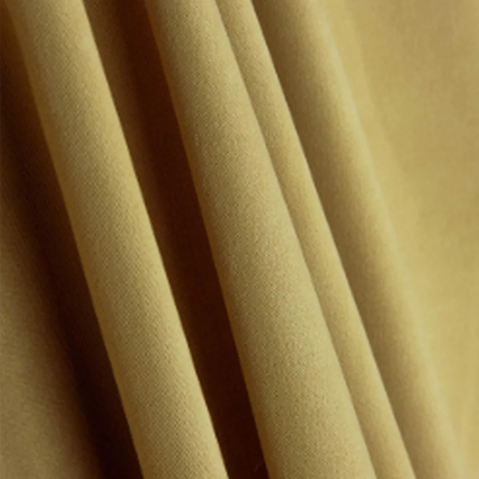 Tela de antelina en color camel elegante con acabado suave y aterciopelado. Composición de poliéster, ideal para confección, tapicería y decoración.