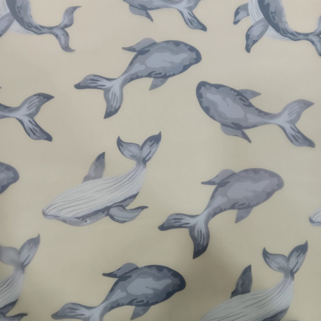 Este material de TPU combina flexibilidad y alta resistencia, siendo ideal para confeccionar prendas y accesorios que requieran durabilidad.