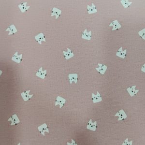 Tela de franela de algodón en un delicado tono rosa con estampado de gatitos. Es perfecta para darle un toque suave, cálido y lleno de ternura a tus proyectos de costura.