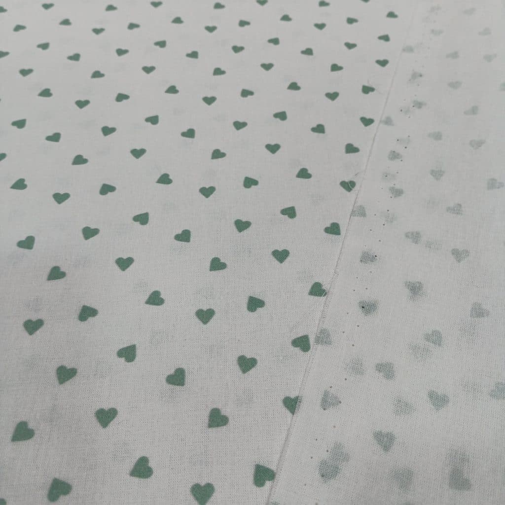 Algodon estampado corazones vede mind en fondo blanco