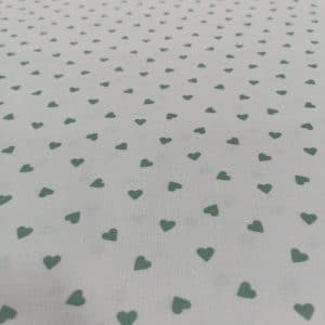 Algodon estampado corazon verde mind en fondo blanco