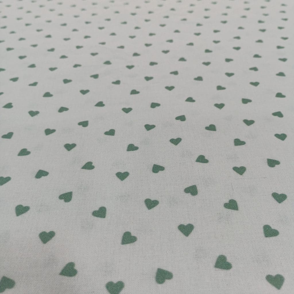 Algodon estampado corazon verde mind en fondo blanco