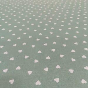 Algodon estampado corazones blanco en fondo verde mind