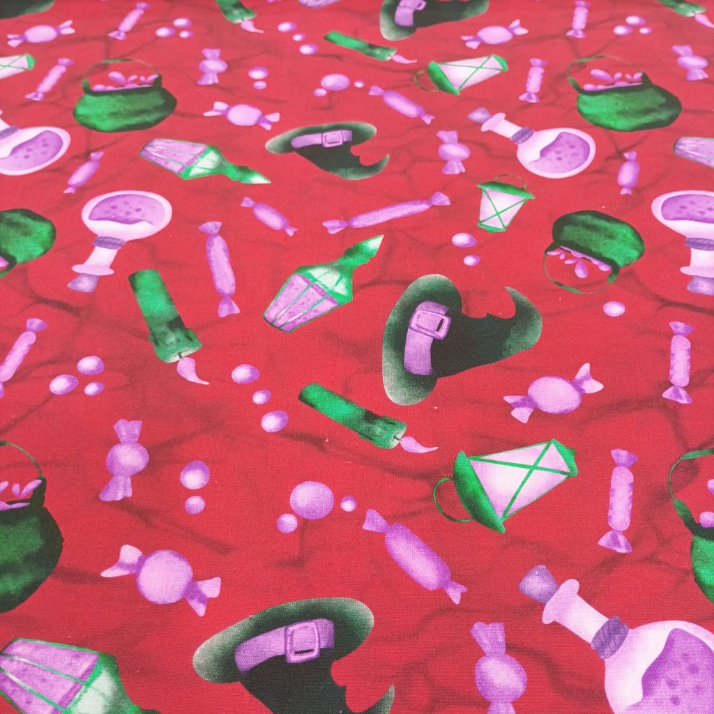 Tela algodon estampado halloween fondo rojo estampados calderos, sombreros de bruja...