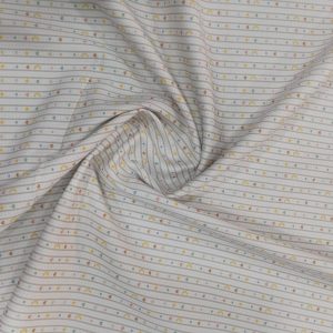 Piqué de algodón 100% en fondo blanco se dibujan unos estampados infantiles y muy cuidados de solecitos, estrellitas, corazones. Ideal para confeccionar prendas de bebé.