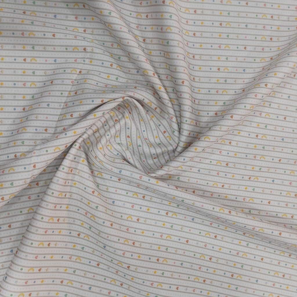 Piqué de algodón 100% en fondo blanco se dibujan unos estampados infantiles y muy cuidados de solecitos, estrellitas, corazones. Ideal para confeccionar prendas de bebé.