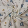 Franela suave para bebé con estampado de jirafas, elefantes y leones sobre fondo beige.
