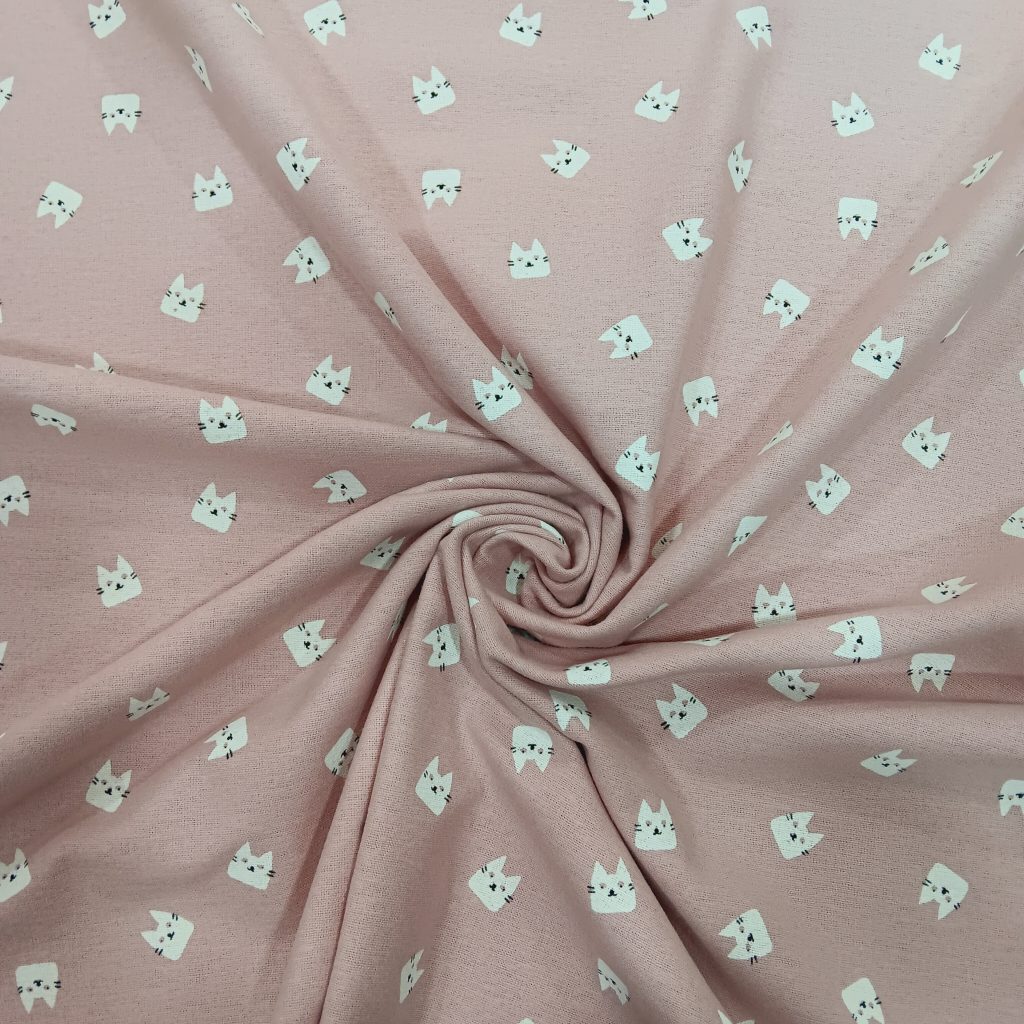 Franela de algodón de color rosa y con dibujos de gatitos.