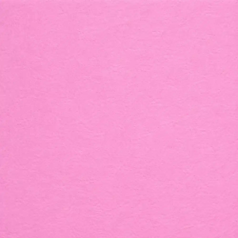 fieltro-liso-color-rosa-1 -manualidades Imagen en primer plano de fieltro de color rosa, con textura homogénea y superficie lisa, ideal para manualidades, costura y proyectos creativos.