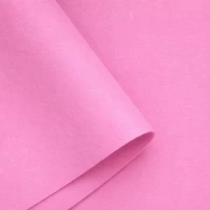 Imagen en primer plano de fieltro de color rosa, con textura homogénea y superficie lisa, ideal para manualidades, costura y proyectos creativos.