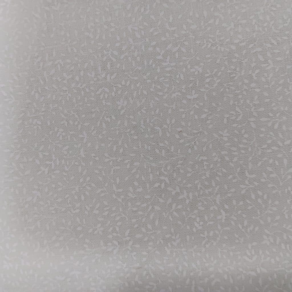 Tela 100% algodón, transpirable y resistente. Su diseño en relieve sobre fondo beige aporta calidez y sofisticación.