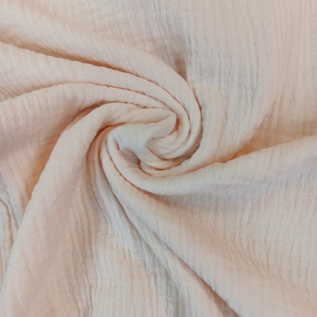 Muselina color crudo, 100 % algodón. Suave, ligera y transpirable, perfecta para prendas infantiles, ropa de verano o accesorios con un estilo natural y relajado. Comodidad y frescura en cada costura.