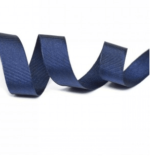 Cinta de grosgrain a dos caras de color marino, con superficie rayada y de composición 100% poliéster, disponible en múltiples colores y varios anchos.
