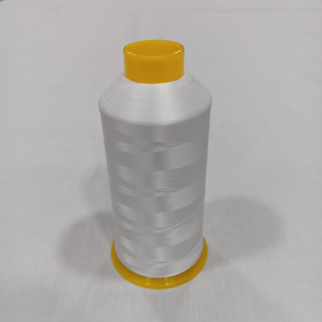 Hilo de espuma en color blanco para remalladora y overlock, ideal para costuras suaves y elásticas.