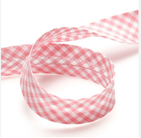 Cinta de bies Vichy en color rosa y de 18 mm, en una mezcla de 70% poliéster y 30% algodón. Perfecta para rematar prendas y detalles decorativos con un estilo clásico y encantador.