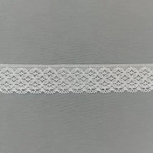 Puntilla de algodón blanca de 4 cm, con textura firme y acabado delicado. Ideal para prendas de vestir, manualidades y proyectos decorativos, aporta un estilo natural y elegante a cualquier creación.