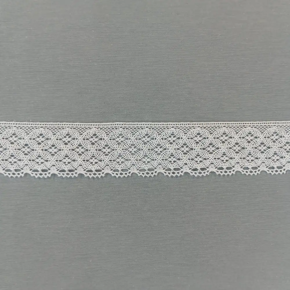 Puntilla de algodón blanca de 4 cm, con textura firme y acabado delicado. Ideal para prendas de vestir, manualidades y proyectos decorativos, aporta un estilo natural y elegante a cualquier creación.