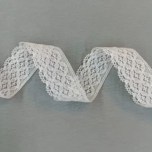 Puntilla de algodón blanca de 4 cm, con textura firme y acabado delicado. Ideal para prendas de vestir, manualidades y proyectos decorativos, aporta un estilo natural y elegante a cualquier creación.