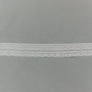 Puntilla de algodón blanca de 3.5 cm de ancho, ideal para decorar prendas, manualidades, ropa infantil y proyectos de costura con estilo delicado.