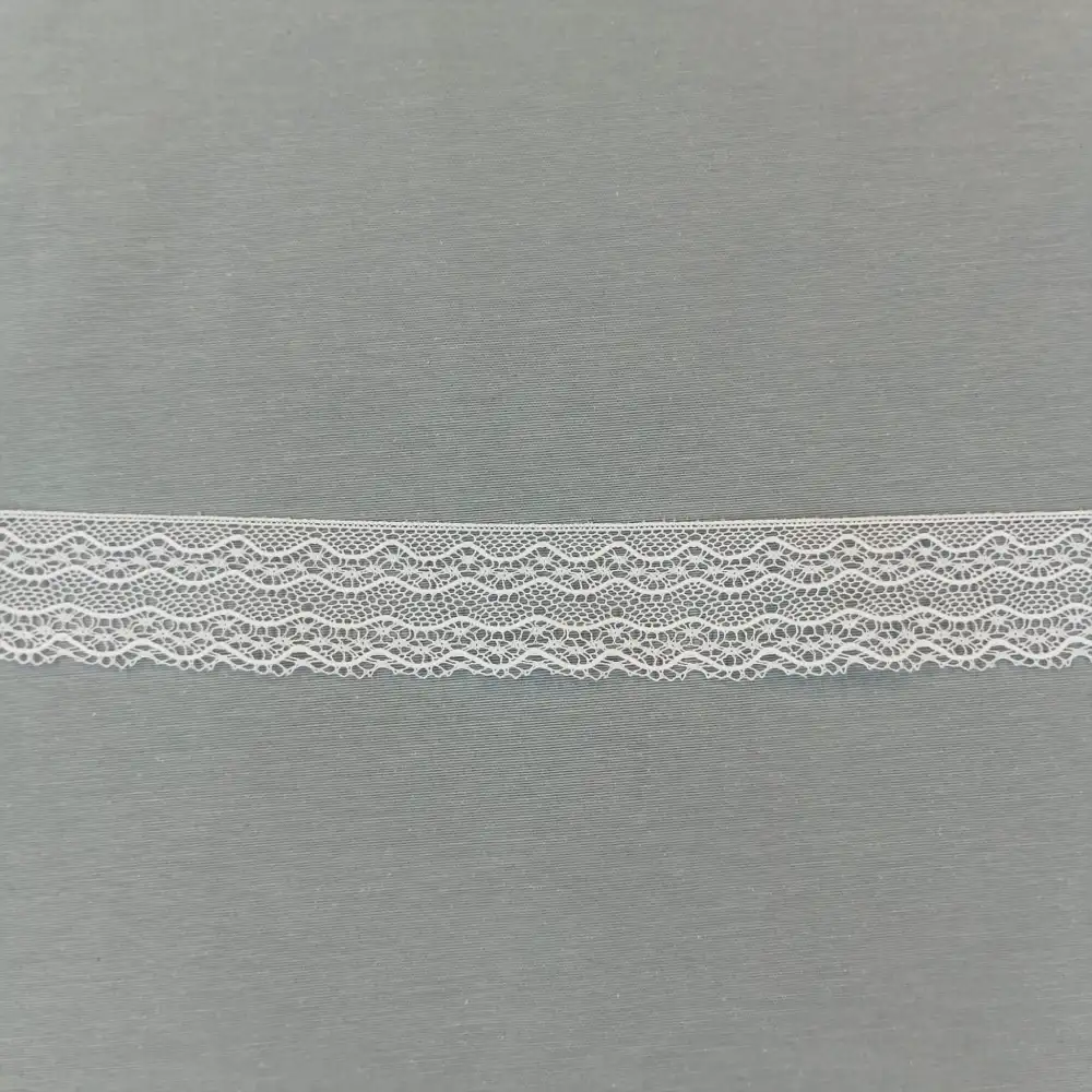 Puntilla de algodón blanca de 3.5 cm de ancho, ideal para decorar prendas, manualidades, ropa infantil y proyectos de costura con estilo delicado.