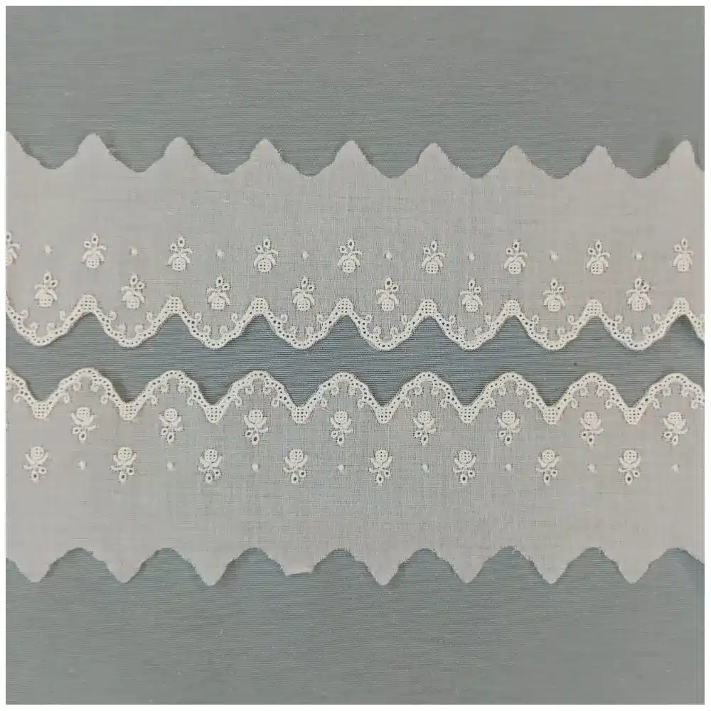 tira-bordada-algodon-beige-5cm-2 Tira bordada de algodón beige de 5 cm de ancho, perfecta para decorar prendas, ropa infantil, proyectos de costura y manualidades con estilo natural.