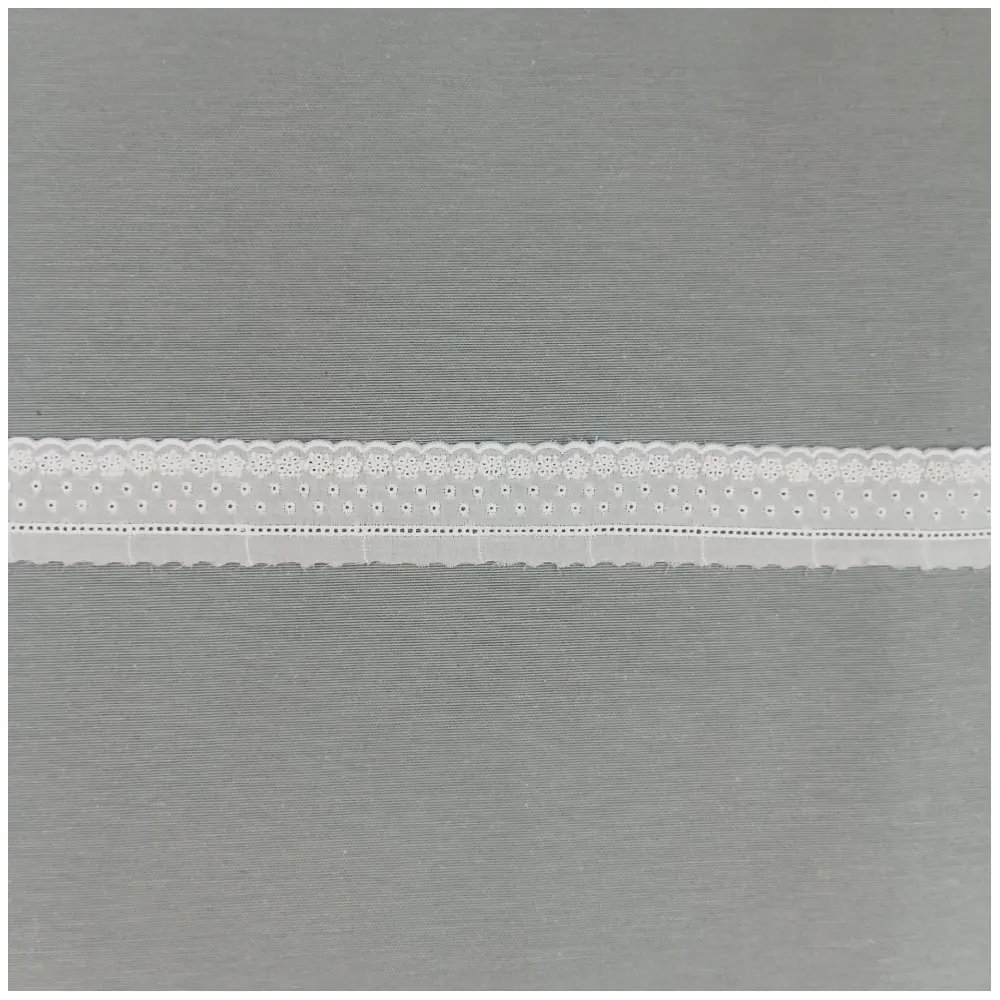 Tira bordada de algodón blanca de 3 cm de ancho, ideal para decorar ropa infantil, prendas artesanales, manualidades y proyectos de costura.