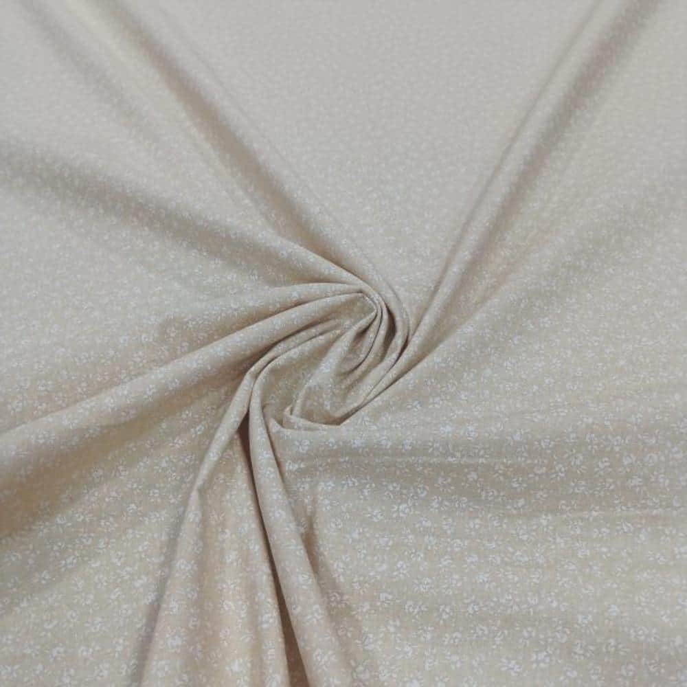 Tela de algodón beige con estampado de pequeñas flores blancas, ideal para costura y manualidades