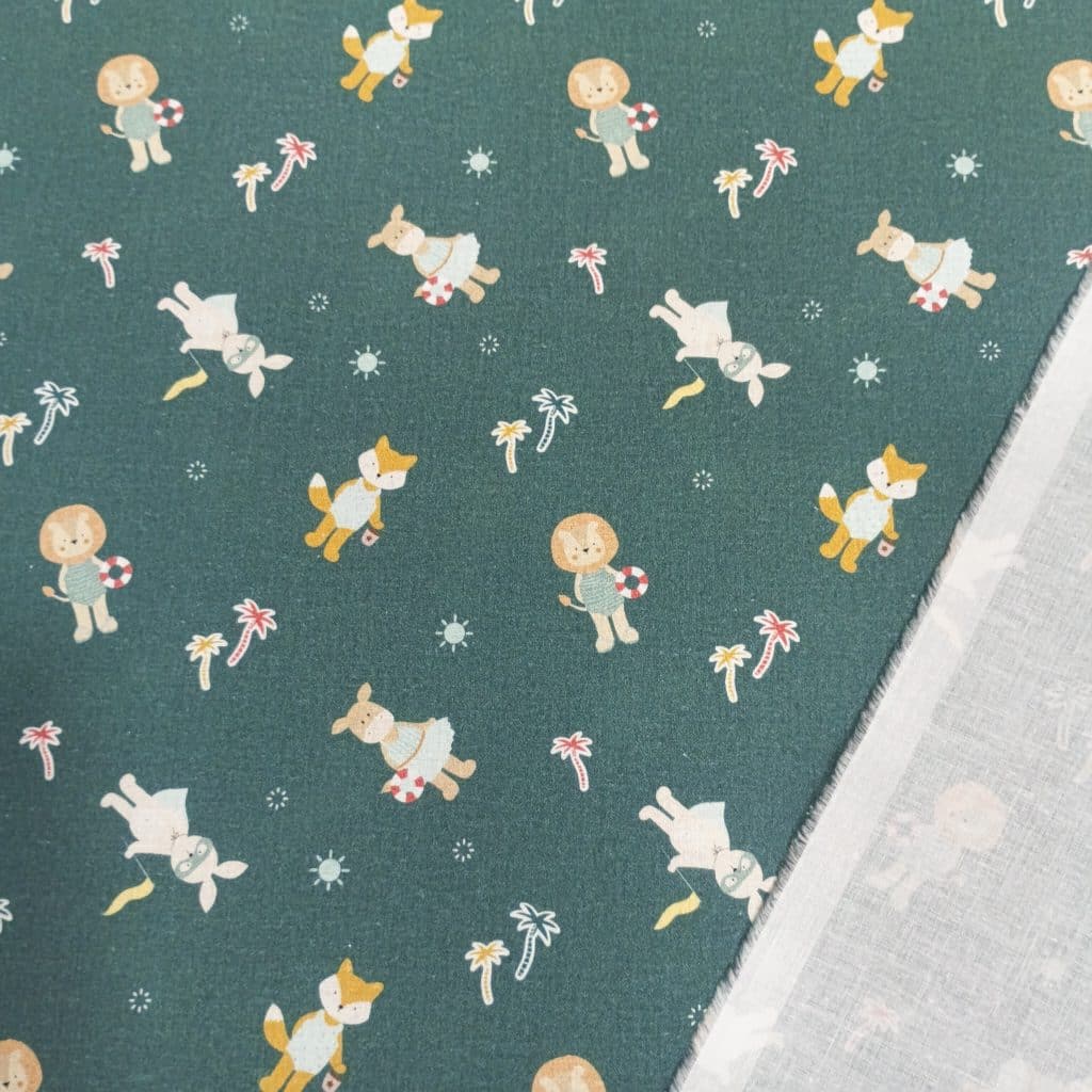 Algodón 100% en fondo verde oscuro hay estampados unos divertidos animalitos como vaquitas, conejitos, zorritos vestido para ir a la playa con sus respectivos accesorios para tal fin como cubitos y flotadores