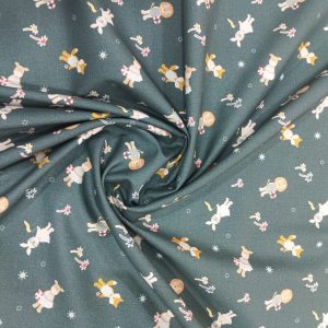 Algodón 100% en fondo verde oscuro hay estampados unos divertidos animalitos como vaquitas, conejitos, zorritos vestido para ir a la playa con sus respectivos accesorios para tal fin como cubitos y flotadores