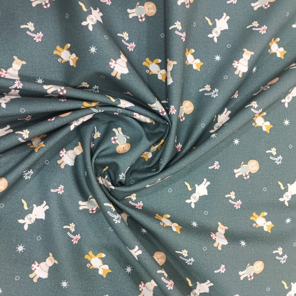 Algodón 100% en fondo verde oscuro hay estampados unos divertidos animalitos como vaquitas, conejitos, zorritos vestido para ir a la playa con sus respectivos accesorios para tal fin como cubitos y flotadores