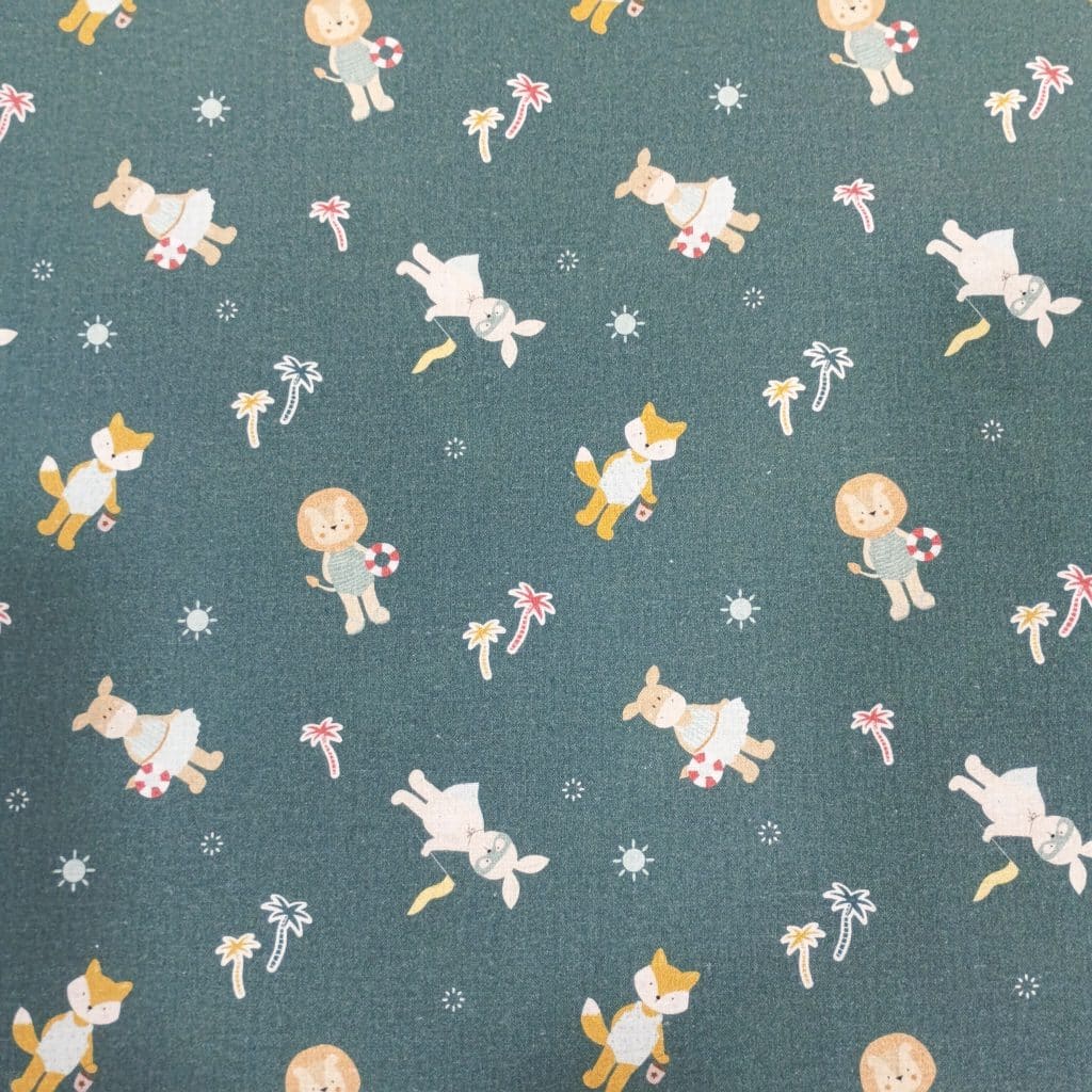 Algodón 100% en fondo verde oscuro hay estampados unos divertidos animalitos como vaquitas, conejitos, zorritos vestido para ir a la playa con sus respectivos accesorios para tal fin como cubitos y flotadores