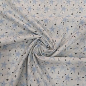 100% algodón con fondo blanco hay esgtampadas cucas estrellitas azules con caritas nas sonrientes, sin faltar sus mofletes rojsas.