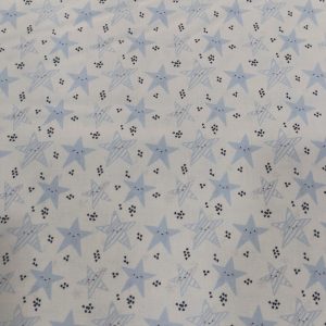100% algodón con fondo blanco hay estampadas cucas estrellitas azules con caritas sonrientes, sin faltar sus mofletes rosas.