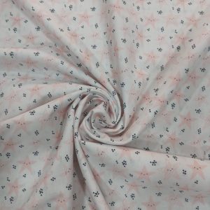 100% algodón con fondo blanco hay esgtampadas cucas estrellitas rosas con caritas nas sonrientes, sin faltar sus mofletes rojsas.