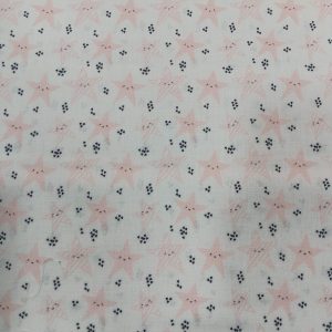 100% algodón con fondo blanco hay esgtampadas cucas estrellitas rosas con caritas nas sonrientes, sin faltar sus mofletes rojsas.