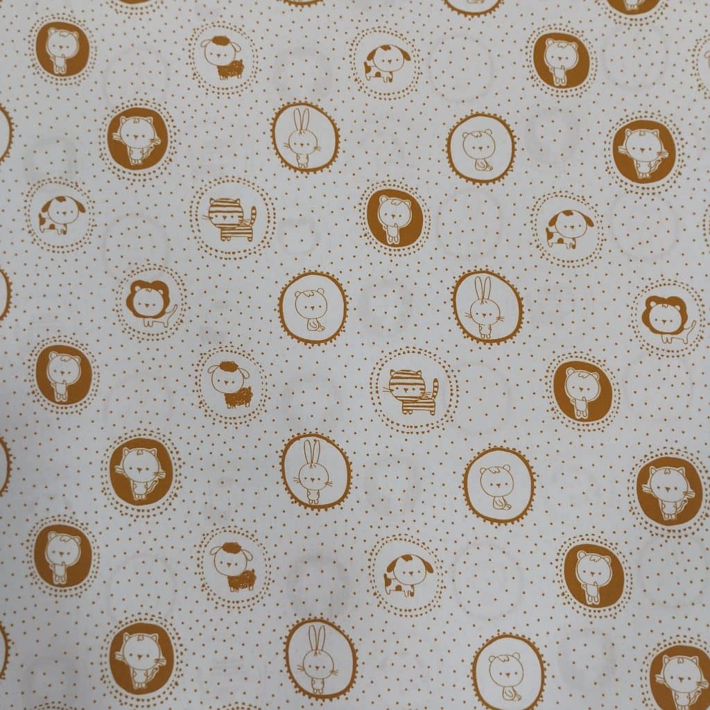Algodón 100% en blanco con estampado de animalitos enmarcados en ocre y topitos del mismo color