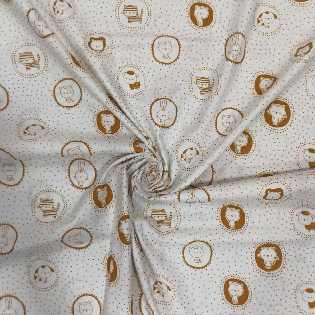 Algodón 100% en blanco con estampado de animalitos enmarcados en ocre y topitos del mismo color