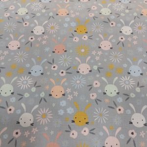 algodón-100%-infantil-en-fondo-gris-estampados-conejits-y-florecitas-de-colores