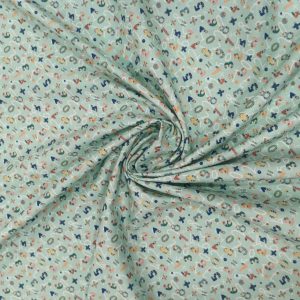 Algodón 100% en fondo verde clarito hay estampados unos divertidos numeros y signos matematicos