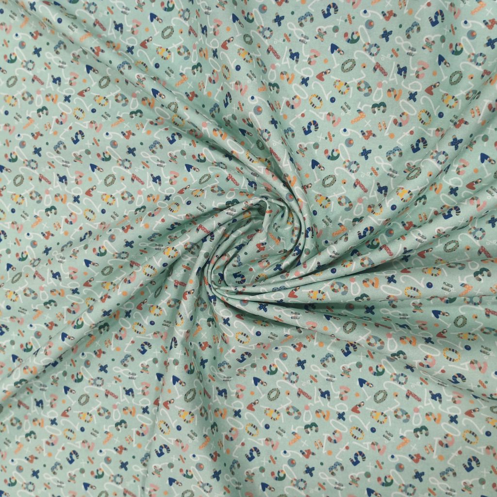 Algodón 100% en fondo verde clarito hay estampados unos divertidos numeros y signos matematicos