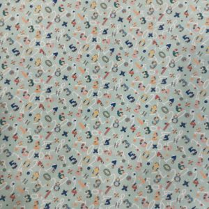 Tela de algodón con estampado colorido de números y símbolos, ideal para proyectos infantiles, educativos o creativos.