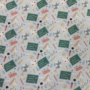 Algodón 100%,en fondo celeste en encontramos un divertido estampado con articulos de escuela, pizarras, lapices,reglas....