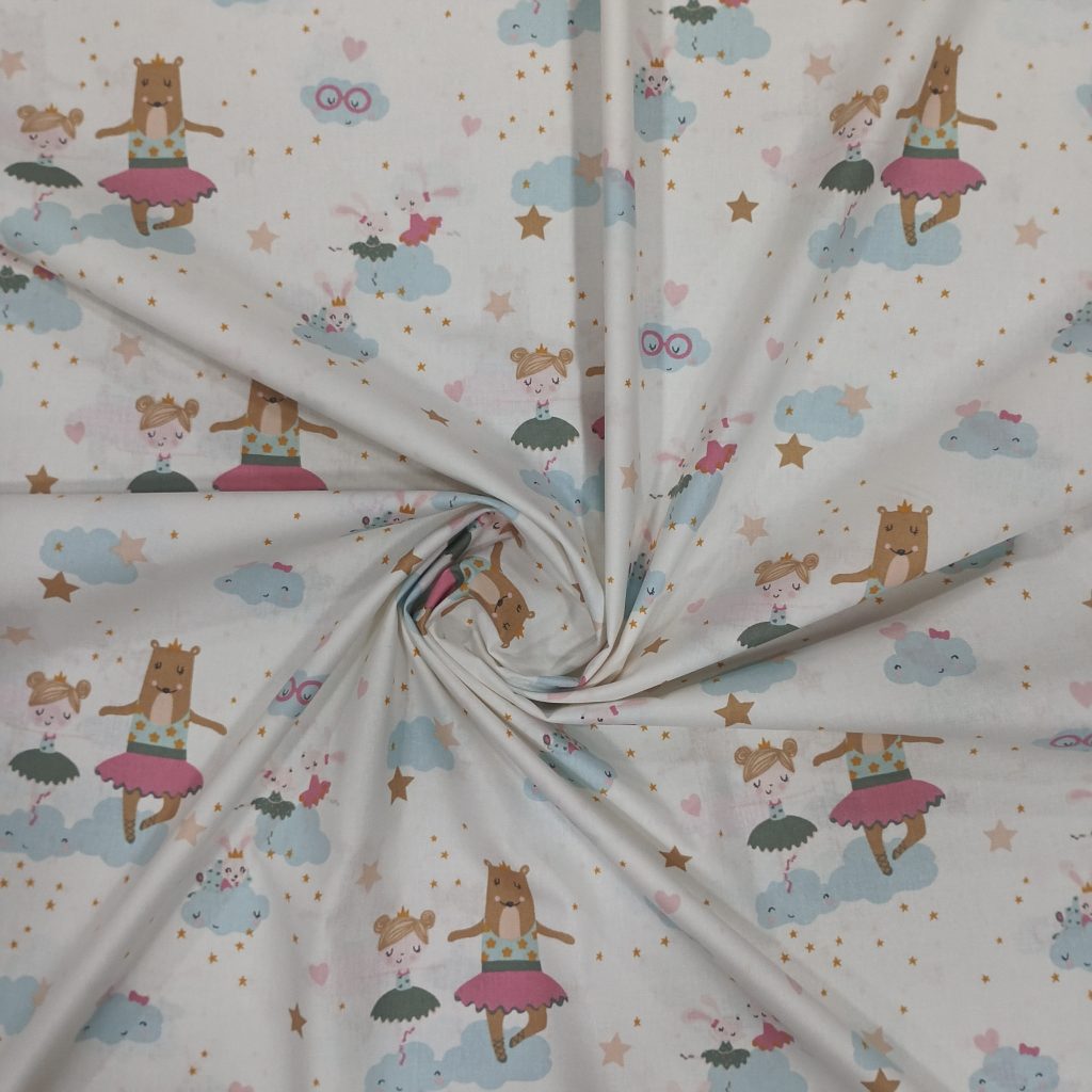 TRejido de algodón 100%, sobre fondo blanco dibujados ositas bailarinas con niñas bailarinas