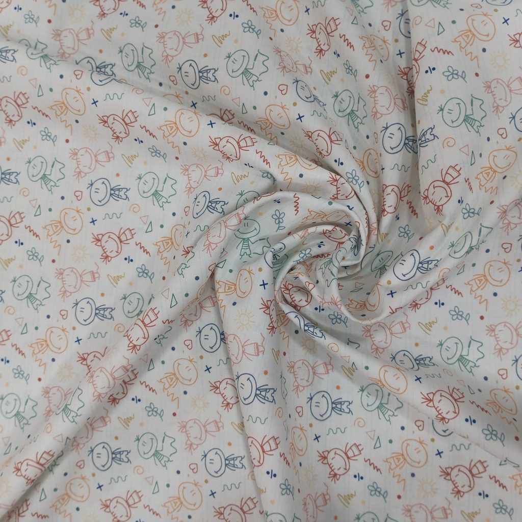 Algodón 100% en fondo blanco roto vemos como han estampado unos niños muy divertidos escribiendo y disfrutando del sol y de las flores