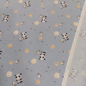 Sobre fondo azul celeste en 100% algodón encontramos este bello tejido con esitos pandas agarrando unos globos en forma de luna llena