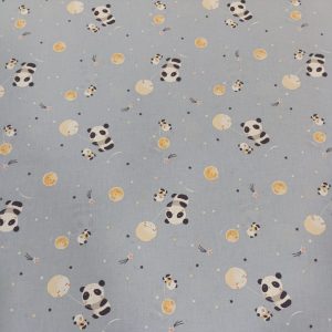 Sobre fondo azul celeste en 100% algodón encontramos este bello tejido con esitos pandas agarrando unos globos en forma de luna llena